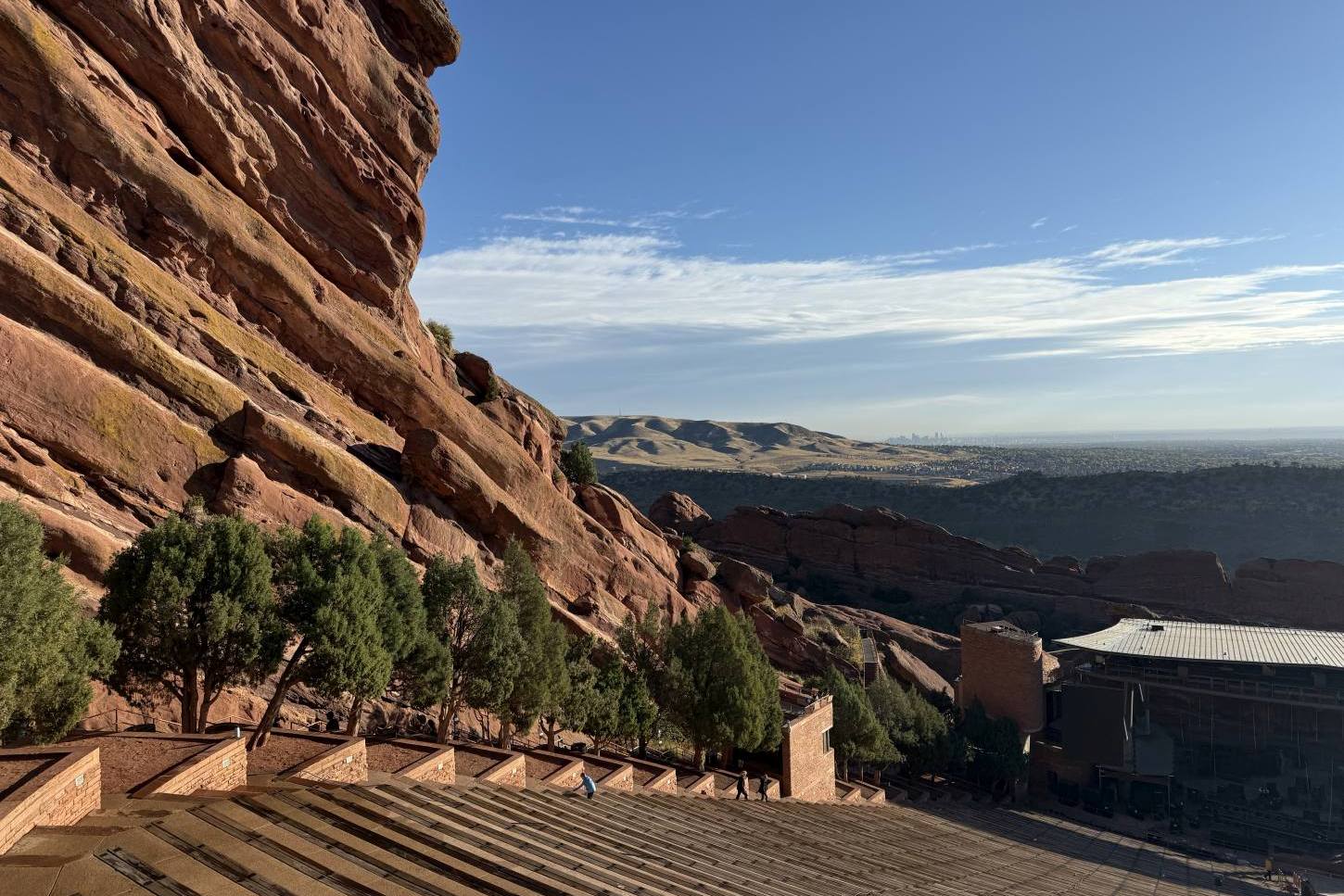 Red Rocks mit der Skyline von Denver im Hintergrund