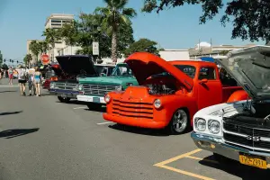 Perfekt restaurierte Oldtimer säumen die Straße während &quot;Cruisin the Coast&quot;